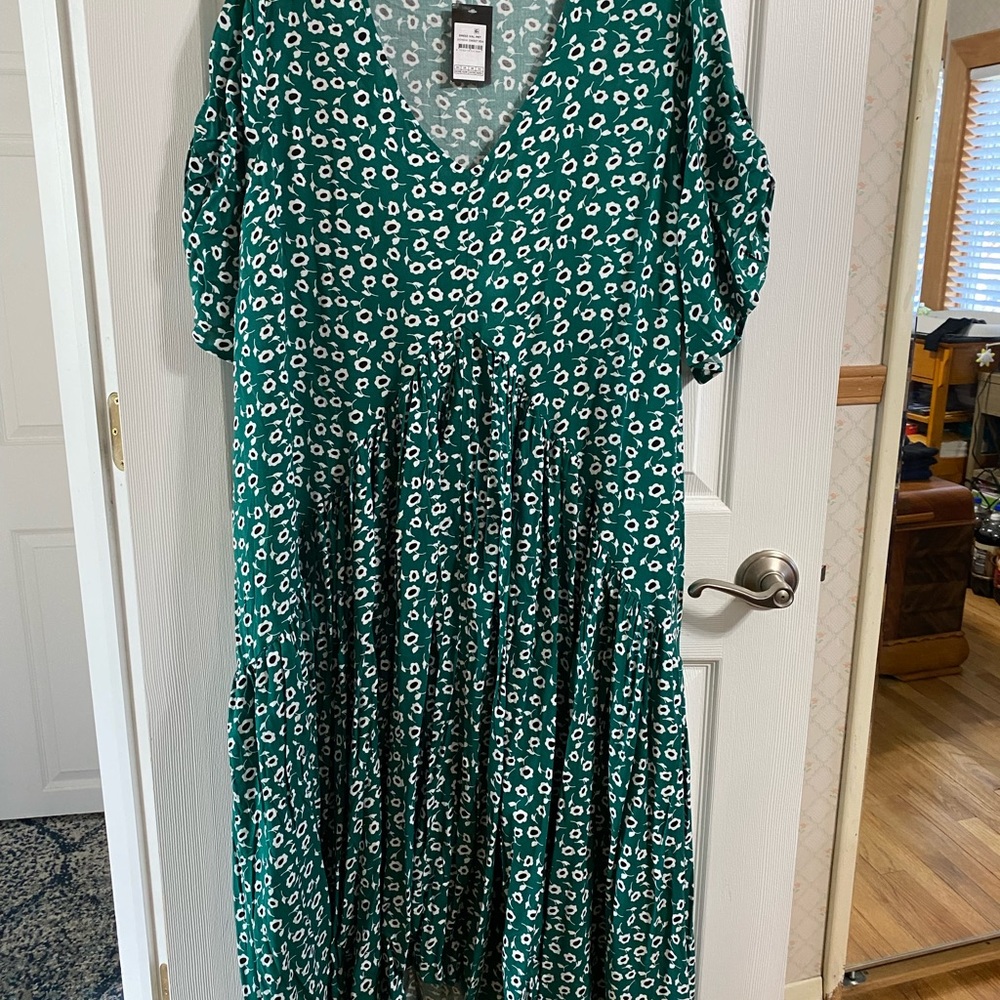 Maxi dress Avenue size 22/24 women’s green, white and black sweet pea print